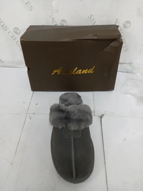 BOXED PAIR OF AUSLAND WOMENS LEATHER WARM SLIPPERS IN WINTAR UK 3/4