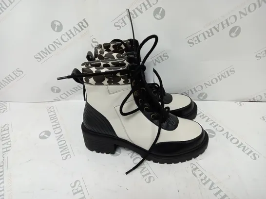 PAIR OF BEN DE LISI HIKER BOOTS OFF-WHITE SIZE 4