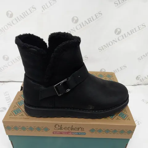 BOXED PAIR OF SKECHERS CABIN FEELS BOOTS BLACK SIZE 4