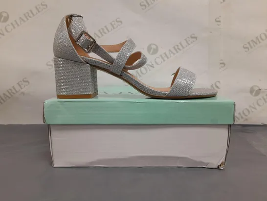 BOXED PAIR OF AJVANI COLLECTION OPEN TOE LOW BLOCK HEEL SANDALS IN SILVER W. GLITTER EFFECT UK SIZE 5