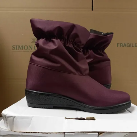 BOXED PAIR OF DESIGNER BORG LINED BURGUNDY BOOTS - SIZE 7