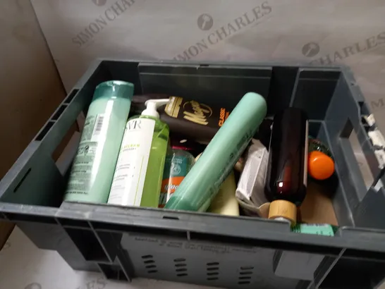 BOX OF APPROX. 20 ASSORTED HEALTH AND BEAUTY ITEMS TO INCLUDE: L'OREAL, LDB & SVR