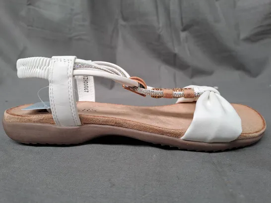 BOXED PAIR OF PAVERS OPEN TOE SANDALS IN WHITE SIZE 3