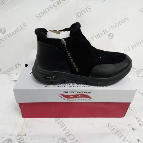 BOXED SKECHERS ARCH FIT SMOOTH ZIP BOOTS, BLACK - SIZE 6.5