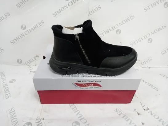 BOXED SKECHERS ARCH FIT SMOOTH ZIP BOOTS, BLACK - SIZE 6.5