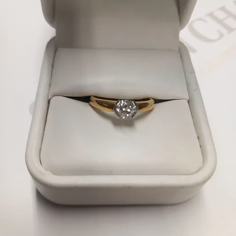 DESIGNER 18CT GOLD SOLITAIRE RING SET WITH A DIAMOND WEIGHING +0.73CT