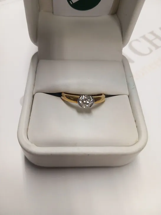 DESIGNER 18CT GOLD SOLITAIRE RING SET WITH A DIAMOND WEIGHING +0.73CT