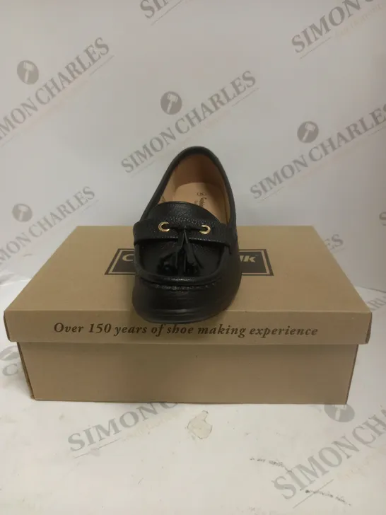 BOXED PAIR OF CUSHION WALK TASSLE LOAFERS - 5