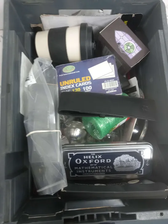 BOX OF APPROXIMATELY 15 ASSORTED ITEMS TO INCLUDE - YONEX SUPER GRAP, INDEX CARDS, COFFEE CUP ETC