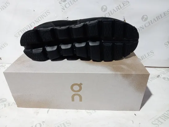 BOXED PAIR OF ON TRAINERS IN BLACK UK SIZE 12