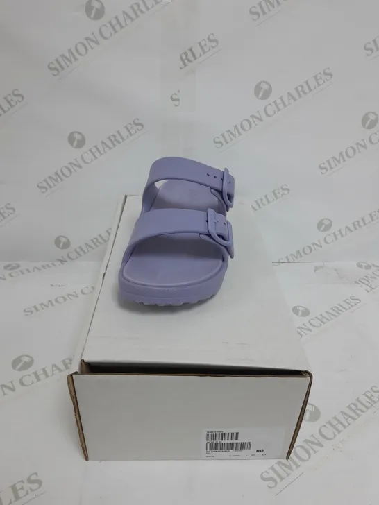 BOXED PAIR OF SKECHERS ARCH FIT FOAMIES SLIDE SANDALS IN LAVENDER SIZE 6