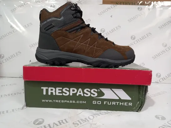 BOXED PAIR OF TRESPASS TRES-TEX BOOTS IN BROWN UK SIZE 10