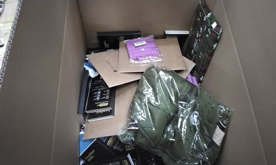 BOX OF ASSORTED ITEMS INCLUDING GREEN JACKET, IVOLER GLASS SCREEN PROTECTOR FOR PHONE, PRINTED CANVAS, PURPLE FIDGET TOY
