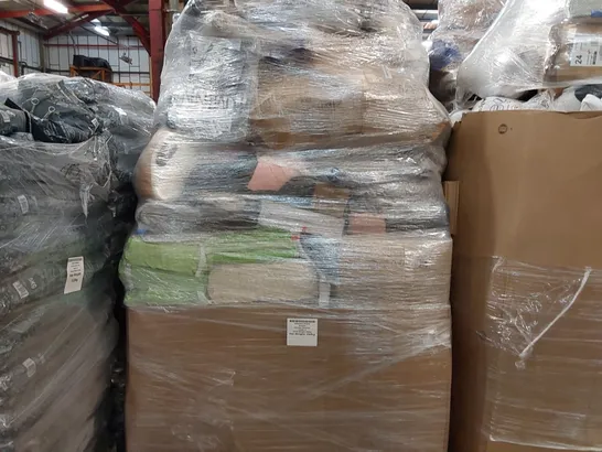 LARGE PALLET OF ASSORTED BEDROOM AND COMFORT BASED PRODUCTS TO INCLUDE; PILLOWS, SUPPORT SEAT CUSHIONS, SIMILARLY RELATED GOODS AND HOUSEHOLD ITEMS