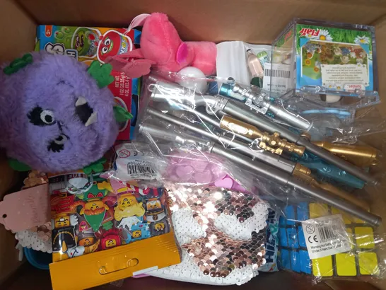 BOX OF APPROXIMATELY 10 ASSORTED TOYS AND GAMES TO INCLUDE HOTWHEELS CAR, COLOURING PENCILS, POP STRANGER THINGS - EDDIE KEYCHAIN, ETC