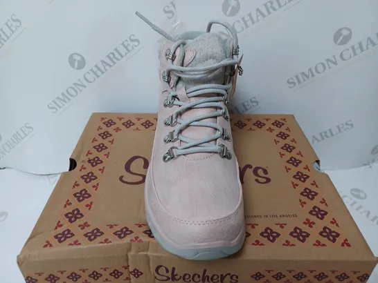 BOXED PAIR OF SKECHERS SYNERGY WARM BOOTS IN BLUSH - SIZE 5.5