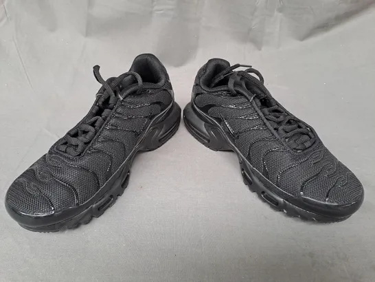 PAIR OF NIKE AIR SHOES IN BLACK UK SIZE 4