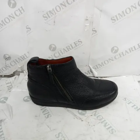 UNBOXED PAIR OF VIONIC LOIS BOOTS IN BLACK UK SIZE 6