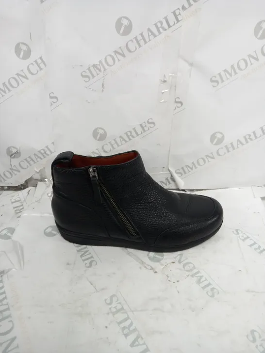 UNBOXED PAIR OF VIONIC LOIS BOOTS IN BLACK UK SIZE 6