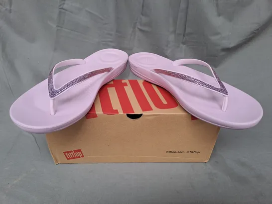 BOXED PAIR OF FITFLOP IQUSHION OMBRE SPARKLE FLIP-FLOPS IN LILAC UK SIZE 7