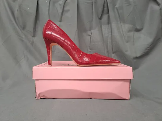 BOXED PAIR OF STEPHAN POINTED TOE HEELED SHOES IN RED EU SIZE 39