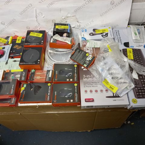 LOT OF APPROX. 25 ASSORTED ELECTRONICS TO INCLUDE MOBILE STREAMING LIGHT, WIRELESS PC MOUSES, MOBILE CHARGERS ETC