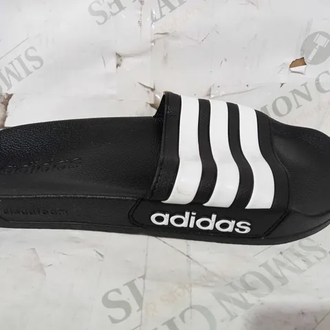 BOXED PAIR OF ADIDAS ADILETTE SHOWER SLIDERS IN BLACK/WHIT UK SIZE 7