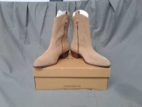 BOXED PAIR OF RIVER ISLAND TESSY LOW HEEL COWBOY BOOTS IN STONE UK SIZE 6