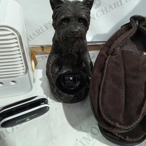 LOT OF ASSORTED ITEMS TO INCLUDE / DOG LIGHT / SLIPPERS AND DESK FAN 