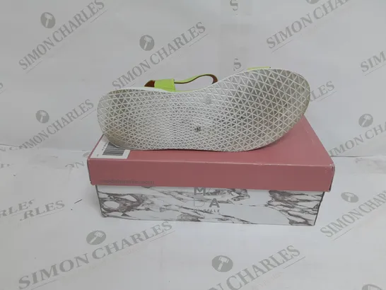 BOXED PAIR OF MODA IN PELLE ORINA SANDALS IN LIME SIZE 6