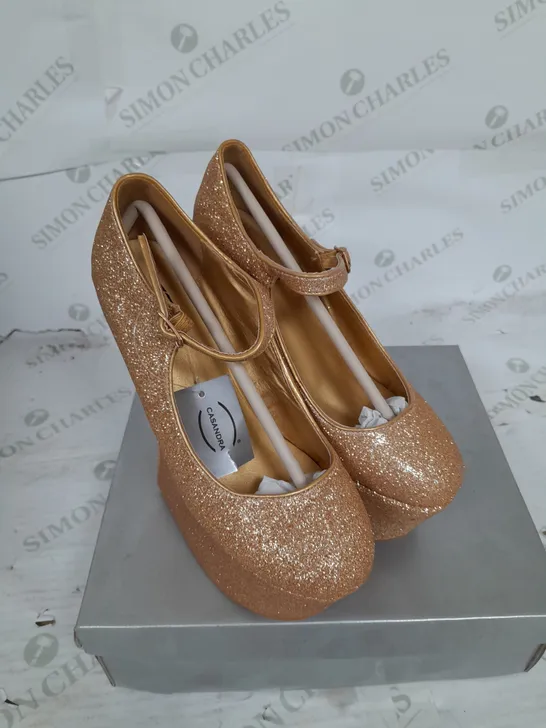 BOXED PAIR OF CASANDRA PLATFORM STRAP SHOE IN GOLD GLITTER SIZE 5