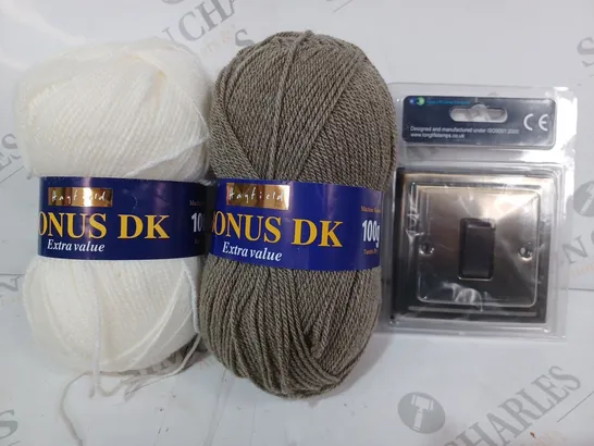 APPROXIMATELY 10 ASSORTED HOUSEHOLD ITEMS TO INCLUDE HAYFIELD BONUS DK YARN, LIGHT SWITCH, ETC