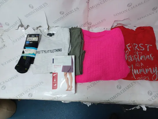 BOX OF ASSORTED CLOTHING ITEMS TO INCLUDE SWEATERS, TOPS, BABY GROWS ETC 