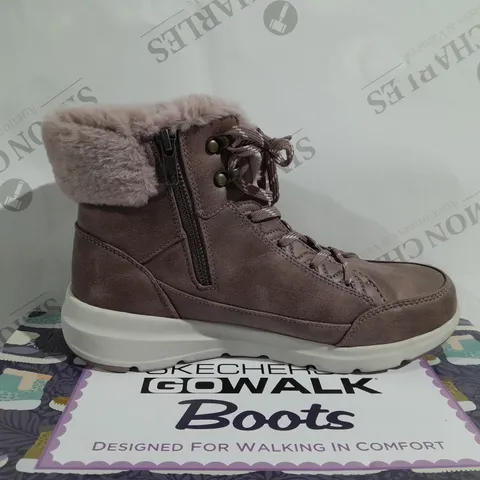BOXED PAIR OF SKECHERS GLACIAL ULTRA COZYLY BOOTS, MAUVE - SIZE 6.5