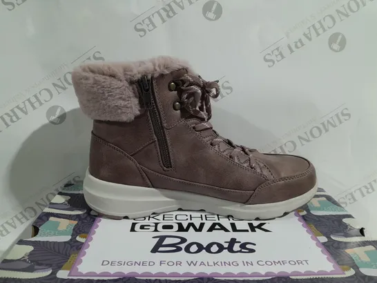 BOXED PAIR OF SKECHERS GLACIAL ULTRA COZYLY BOOTS, MAUVE - SIZE 6.5