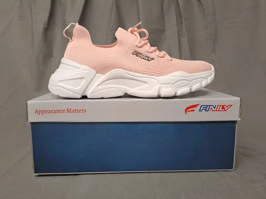 BOXED PAIR OF FINILY WARMUP SHOES IN PINK/WHITE UK SIZE 5