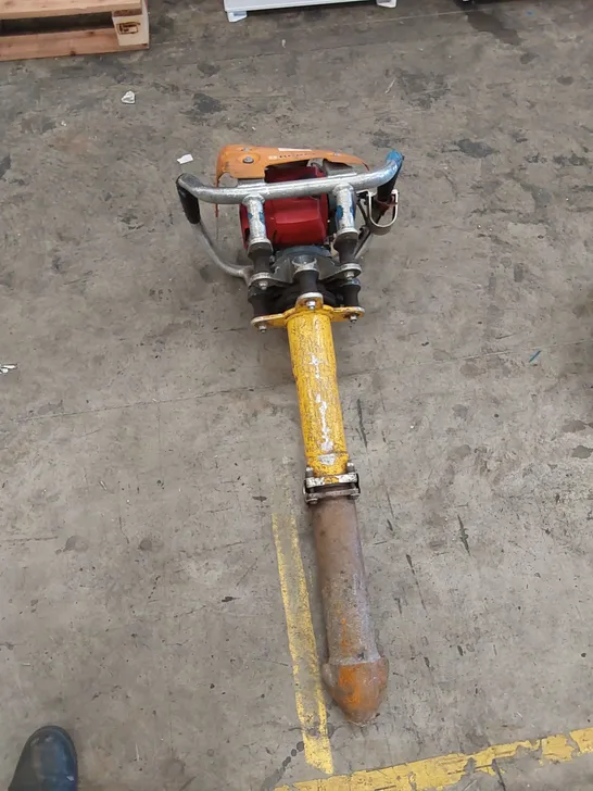 ROBEL 62.05 2 STROKE VERTICAL TAMPER - RAILWAY MAINTENANCE TOOL