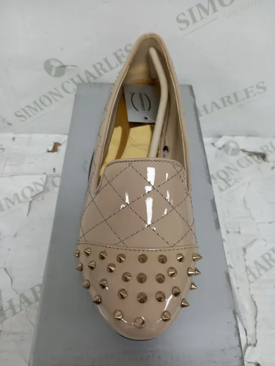 NUDE PATENT GOLD SPIKED TOE SIZE 6