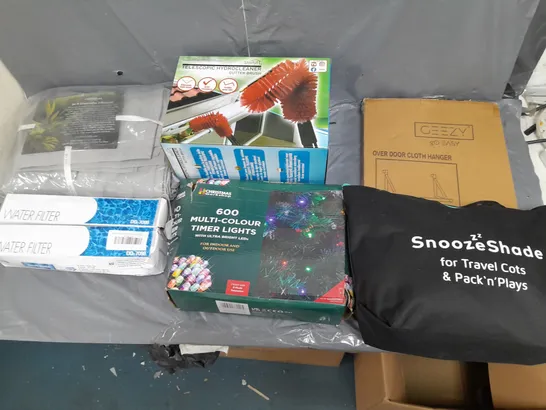 BOX OF APPROXIMATELY 15 ASSORTED HOUSEHOLD ITEMS TO INCLUDE WATER FILTERS, OVEN DOOR CLOTH HANGER, SNOOZESHADE, AND CHRISTMAS LIGHTS ETC.