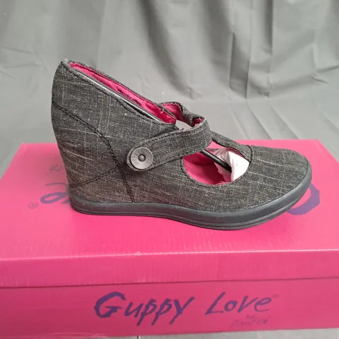 BOX OF APPROXIMATELY 10 PAIRS OF BLACK GUPPY LOVE WEDGE SHOES IN VARIOUS SIZES 