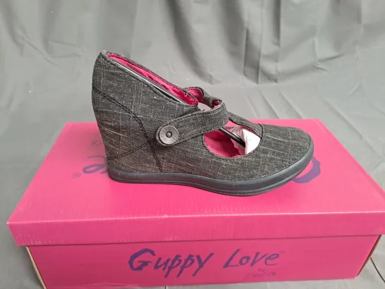 BOX OF APPROXIMATELY 10 PAIRS OF BLACK GUPPY LOVE WEDGE SHOES IN VARIOUS SIZES 