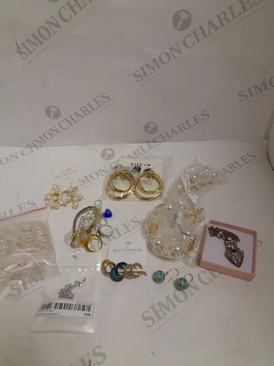 BOX OF APPROXIMATELY 25 ASSORTED LOOSE & BOXED JEWELLERY ITEMS TO INCLUDE RINGS, STUD EARRINGS, WATCHES ETC 