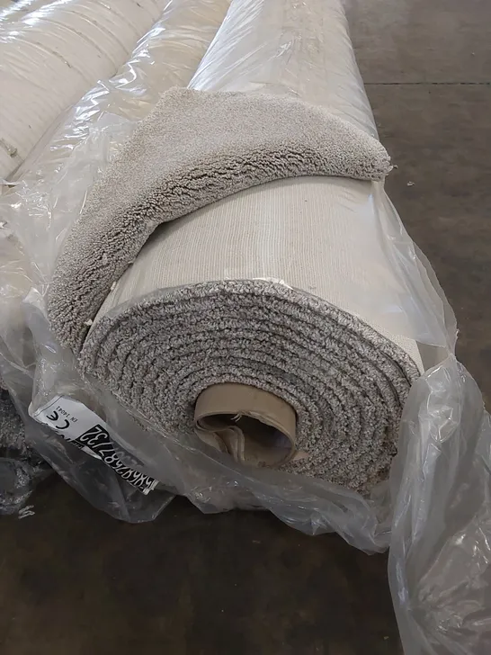 ROLL OF QUALITY ULTIMATE EXPRESSIONS PEARL CARPET // SIZE: APPROX 4 X 8.6m