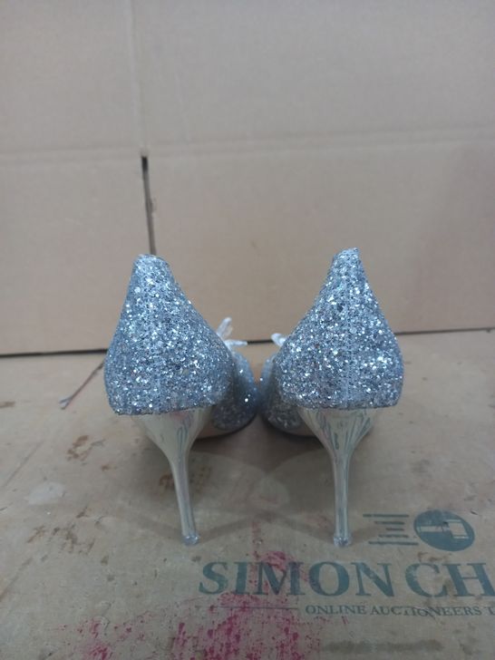 SILVER SPARKLY HEELS SIZE 245 (1.5)