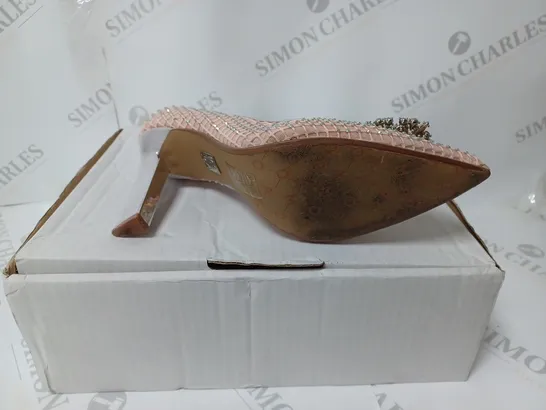 PAIR OF MODA IN PELLE KYLIEE COURT SHOES ROSE GOLD SIZE 6 