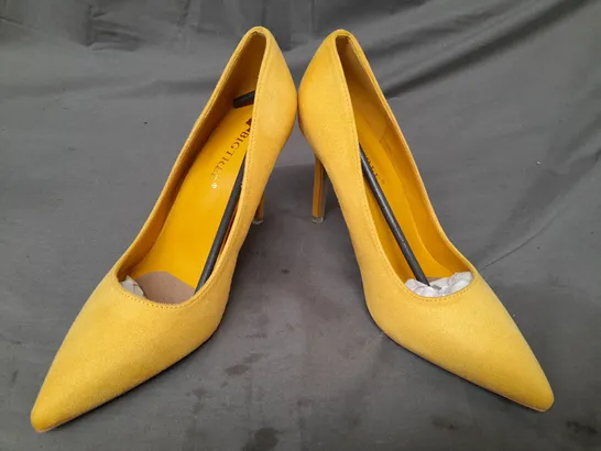 BOXED PAIR OF BIG TREE POINTED TOE HEELS IN YELLOW EU SIZE 39