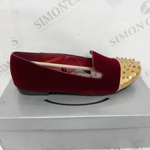 BOXED PAIR OF FLAT HEELED GOLD SPIKEY TOE, COLOUR BORDEAUX SIZE 6