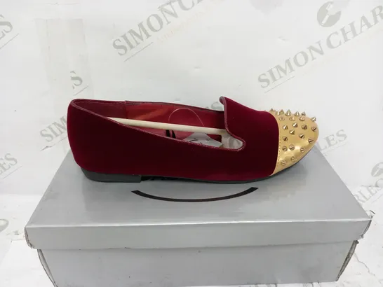 BOXED PAIR OF FLAT HEELED GOLD SPIKEY TOE, COLOUR BORDEAUX SIZE 6