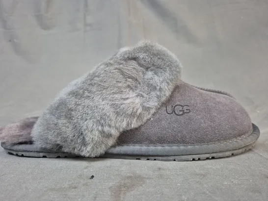 BOXED PAIR OF UGG SLIPPERS IN GREY UK SIZE 7