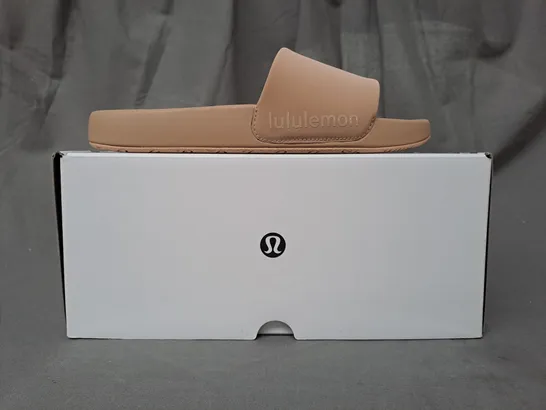 BOXED PAIR OF LULULEMON SLIDERS IN SAND UK SIZE 3.5